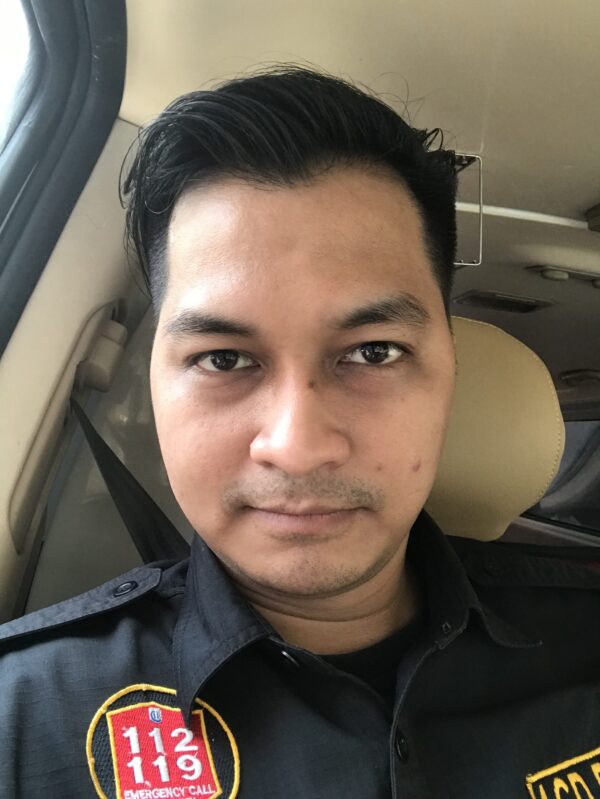 Perawat Indonesia di dalam ambulans menghadapi dilema