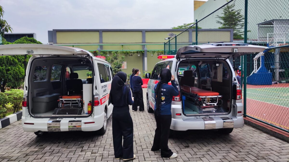 Dua ambulans bersiap di area parkir kampus