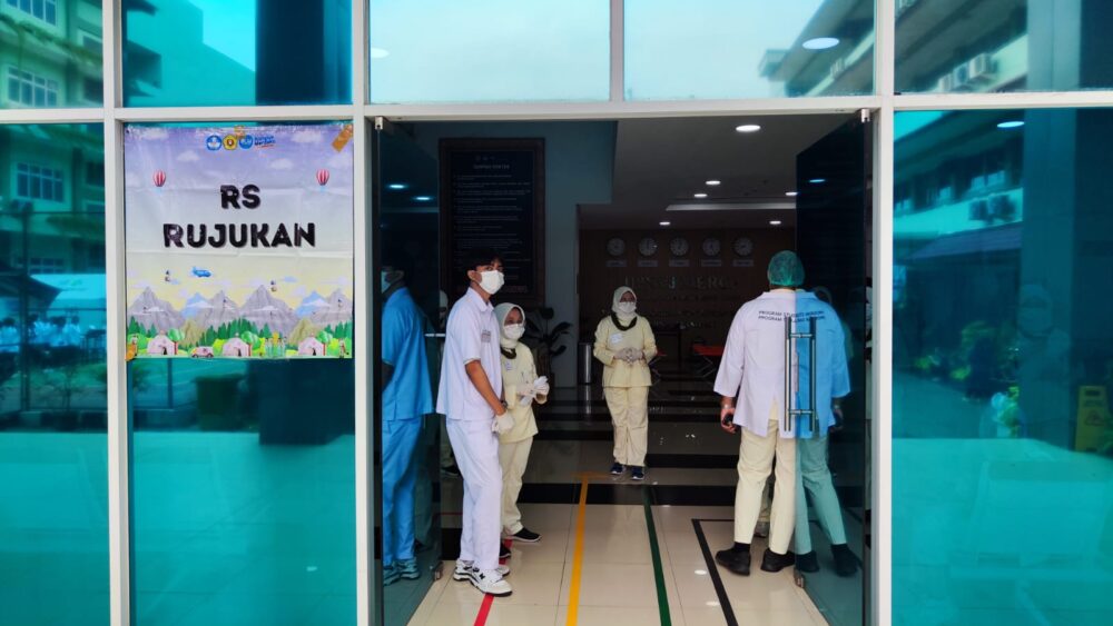 Pintu masuk RS Rujukan dengan tim petugas