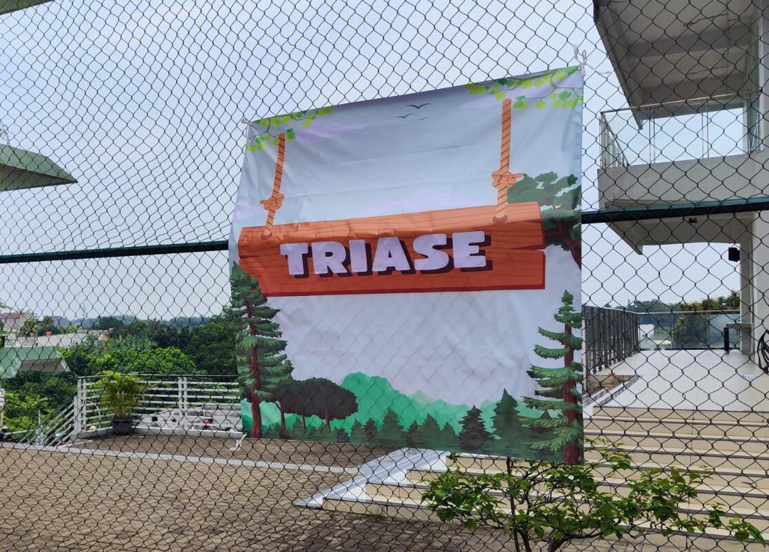 Banner pos Triase di area gladi bencana UPNVJ