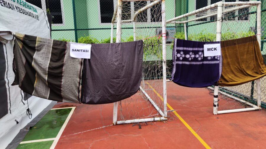 Area sanitasi dan MCK darurat di lokasi gladi