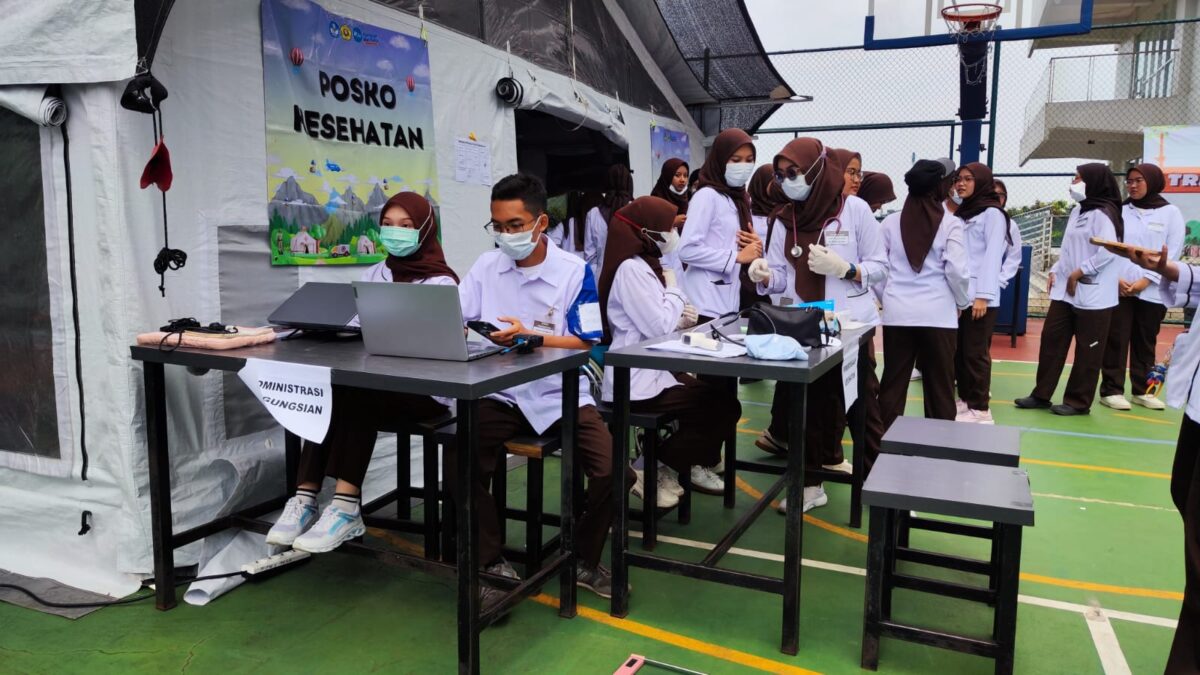Pos Kesehatan dan administrasi pengungsian dengan tim medis mahasiswa