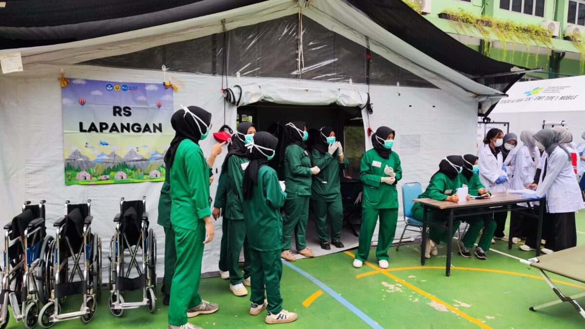 Mahasiswa berseragam hijau di RS Lapangan EMT Type 1 Mobile