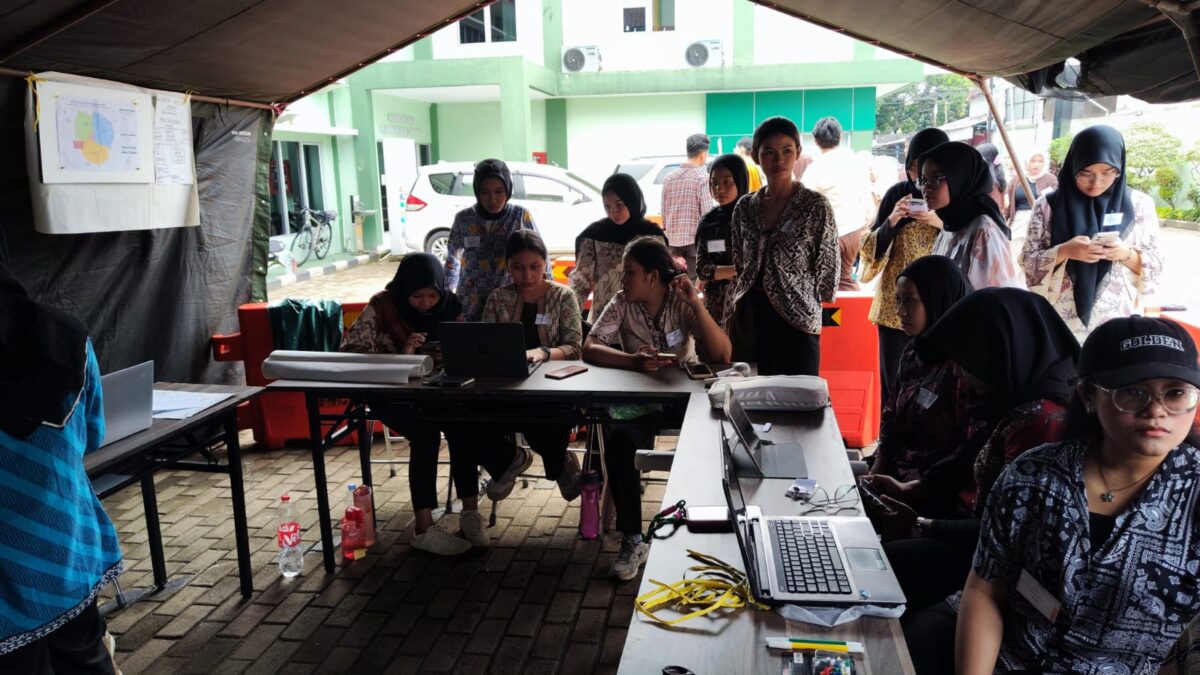 Ruang kerja data dan logistik di tenda koordinasi