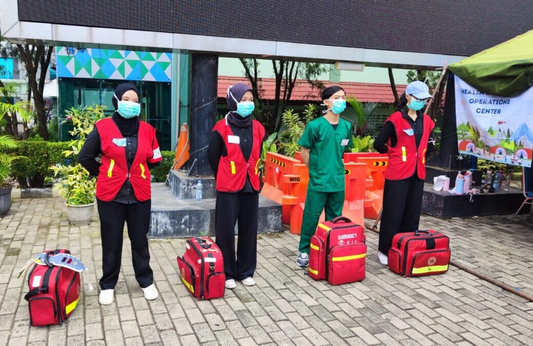 Tim TRC mahasiswa UPNVJ bersiap dengan emergency kit di posisi standby