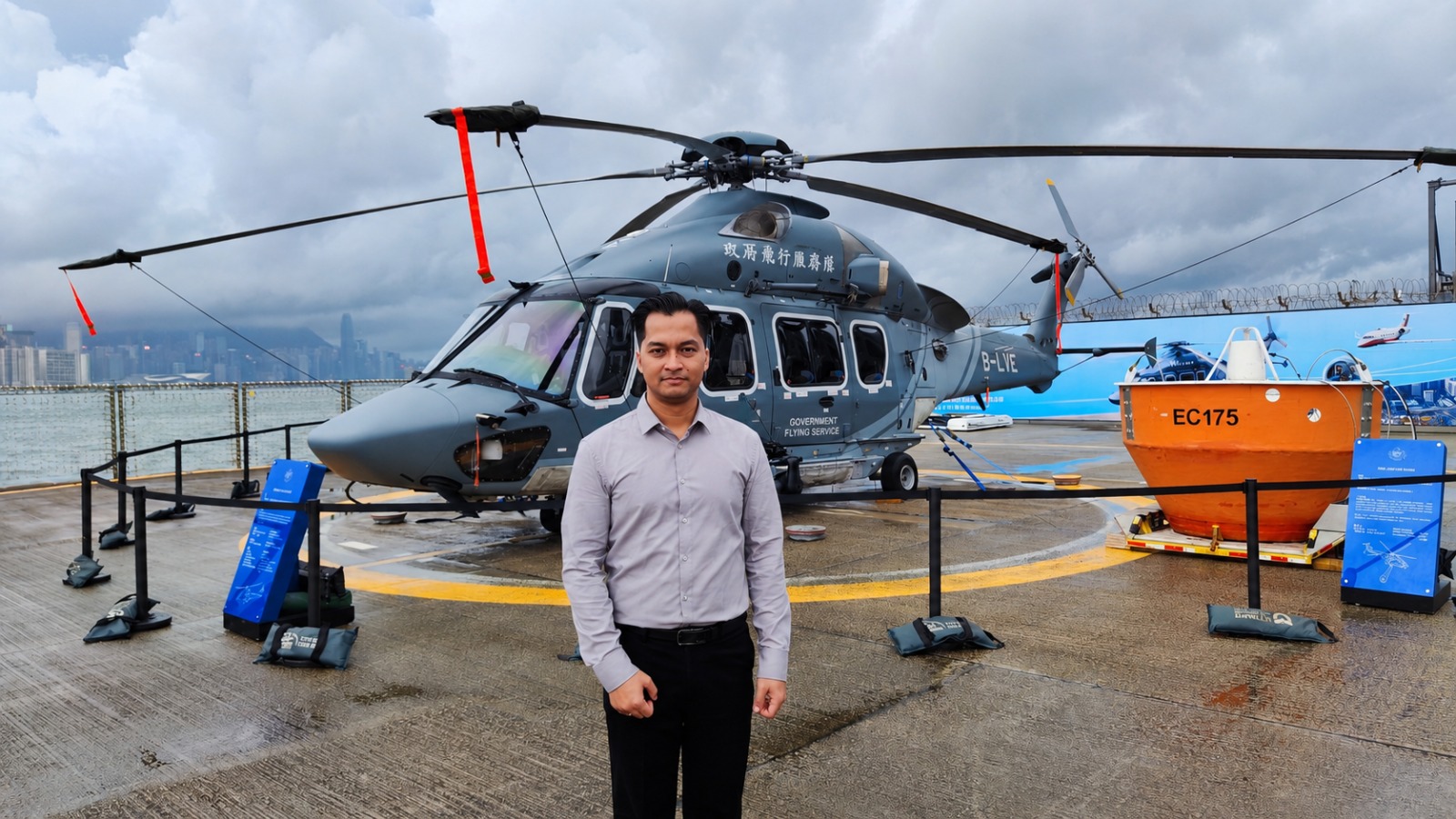 Ns. Kharisma A. Putra di depan helikopter EC175 Government Flying Service, Hong Kong